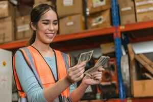 ingénieur entrepôt Personnel employé content heureux à recevoir un salaire augmenter. industrie femme ouvrier content heureux avec heures supplémentaires prime argent jour de paie photo