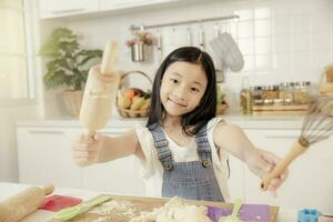 enfant fille portrait content souriant en jouant cuisine boulangerie nourriture à Accueil cuisine vacances activité photo