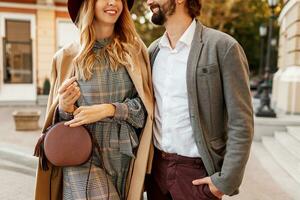 proche en haut mode détails de élégant femme et homme . branché accessoires, décontractée robe et costume. couple dans l'amour en marchant dans européen ville. photo