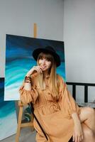 femme artiste dans sa art studio posant dans lin robe. photo