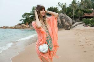 content européen femme avec longue Cheveux dans élégant boho été robe posant sur le tropical plage. photo