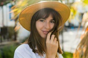 été vportrait de jolie brunette femme dans paille chapeau posant Extérieur. photo