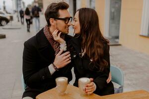 élégant femme et homme parlant pendant premier Date dans café, profiter temps ensemble. photo