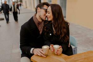 élégant femme et homme parlant pendant premier Date dans café, profiter temps ensemble. photo