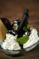 dessert sundae à la crème glacée biologique fraîche au chocolat et à la menthe sur une table en bois
