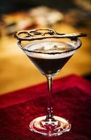 Chocolat caramel crème martini verre à cocktail mixte à l'intérieur d'un bar confortable