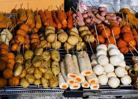 brochette barbecue asiatique snacks street food local à penang en malaisie photo