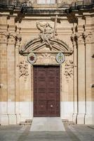 Détail de l'architecture de la porte de la maison traditionnelle dans la vieille ville de mdina de rabat malte photo