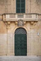 Détail de l'architecture de la porte de la maison traditionnelle dans la vieille ville de mdina de rabat malte photo
