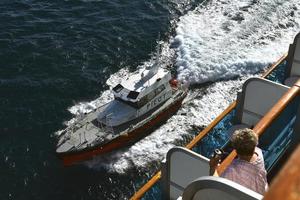 croisiériste regardant le bateau-pilote s'approcher photo