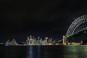 Vue sur le quartier du port de la ville de Sydney en Australie la nuit