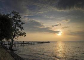 coucher de soleil et vue sur la jetée de kep sur la côte cambodge photo