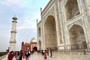 le taj mahal à travers la pelouse photo