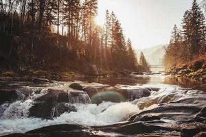 rivière au fond du canyon sur fond de coucher de soleil photo