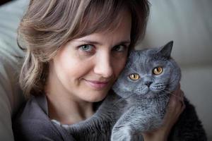 jolie jeune femme avec un chat photo