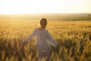 femme dans un champ de blé