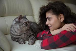 jeune femme regarde un gros chat photo