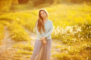 portrait d'une jeune femme avec des dreadlocks photo