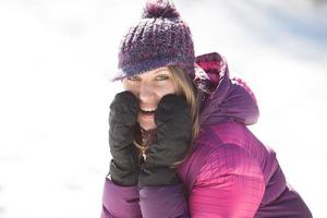 femme joyeuse en veste bordeaux en hiver photo