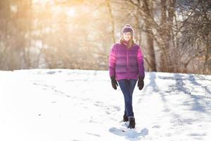 fille joyeuse marchant dans la neige photo
