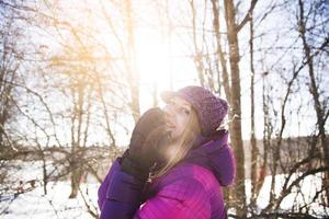 fille heureuse dans la forêt d'hiver photo