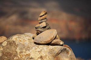 pyramide de vieilles pierres brunes photo