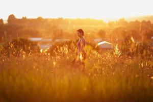 femme heureuse marchant sur le terrain photo