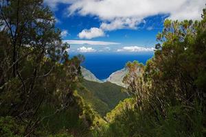 paysage avec montagnes et océan photo