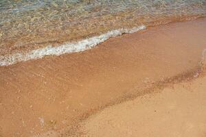 ensoleillé plage de mer, lac, océan avec eau, vague et sable. ensoleillé journée photo