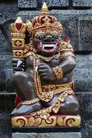 Anciennes statues hindoues balinaises traditionnelles dans le temple de Bali en Indonésie