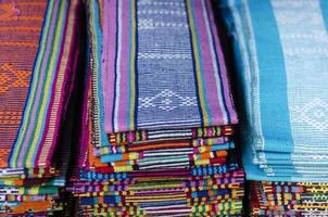 foulards en tissu tais tissé traditionnel au marché des souvenirs de dili timor oriental photo