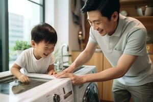 père et fils Faire blanchisserie ensemble à charge le la lessive machine avec sale vêtements photo