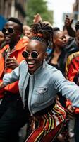 une groupe danseurs parmi le foule sur le rue photo