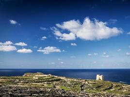 Fort et vue sur la côte méditerranéenne de l'île de Gozo à Malte photo