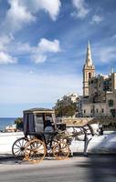 calèche touristique dans la rue de la vieille ville de la valletta malte photo
