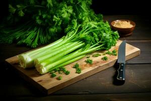 planche avec Frais vert céleri et couteau sur en bois planche. produire ai photo