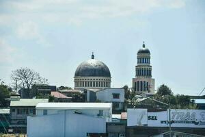 une ville vue avec deux bombé bâtiments photo