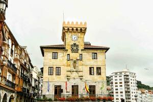 une ville vue avec une l'horloge la tour photo