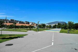 le vide route de premier plan à le stade photo