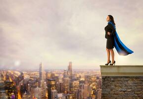 femme d'affaires avec une manteau actes comme une super héros photo