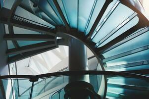 moderne verre escalier dans une des bureaux bâtiment photo