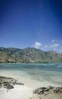 Areia branca vue sur la plage tropicale et la côte près de Dili au Timor oriental