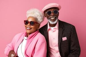 magnifique branché Sénior africain américain femme et homme posant dans branché rose vêtements sur rose Contexte. ai génératif photo