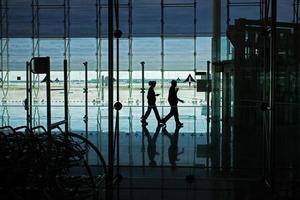 les gens marchent dans le hall de l'aéroport photo