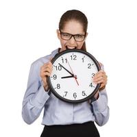 fille dans un état de stress mord l'horloge photo