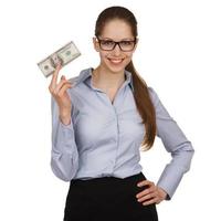 femme souriante tenant un billet de cent dollars photo