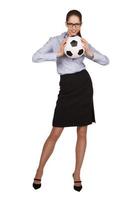 femme tenant un ballon de football à deux mains