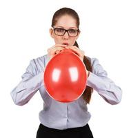 fille élégante gonfle une grosse boule rouge photo