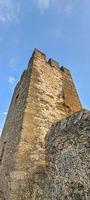 ancienne forteresse en ruine au bord de la mer. ciel bleu. photo