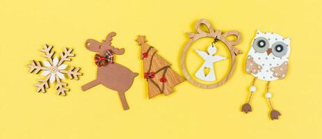 Haut vue bannière Noël jouets et décorations sur coloré Contexte. Nouveau année vacances concept avec copie espace photo
